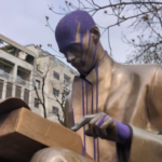 Milano, imbrattata con vernice viola la statua di Montanelli