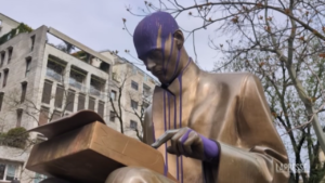 Milano, imbrattata con vernice viola la statua di Montanelli