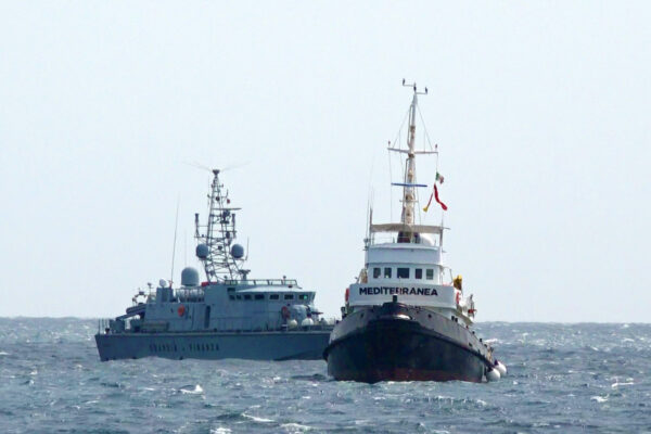 La nave Mare Jonio a Lampedusa con 49 migranti a bordo