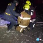 Ucraina, soccorritore in lacrime per la morte del padre