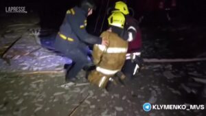 Ucraina, soccorritore in lacrime per la morte del padre