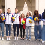 Meloni, premier palleggia con campionesse volley a Palazzo Chigi