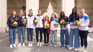 Meloni, premier palleggia con campionesse volley a Palazzo Chigi