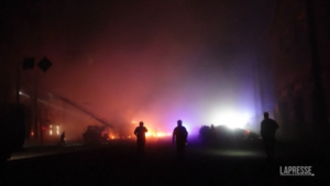 Ucraina, attacco russo con droni a Kharkiv: gli edifici in fiamme