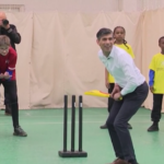 Regno Unito, Sunak gioca a cricket: “eliminato” da un ragazzino