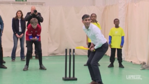 Regno Unito, Sunak gioca a cricket: “eliminato” da un ragazzino