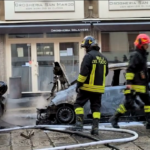 Milano, auto carbonizzata: ha preso fuoco per strada