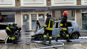 Milano, auto carbonizzata: ha preso fuoco per strada