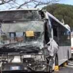 Scontro bus a Roma, la rimozione dei mezzi incidentati