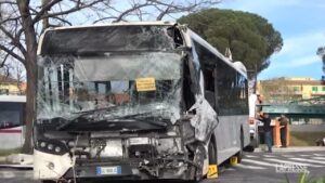 Scontro bus a Roma, la rimozione dei mezzi incidentati