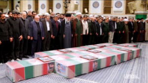 Iran, ayatollah Khamenei ai funerali dei soldati uccisi in Siria