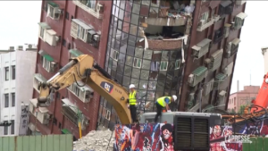 Terremoto a Taiwan, edificio pericolante a Hualien: via alla demolizione