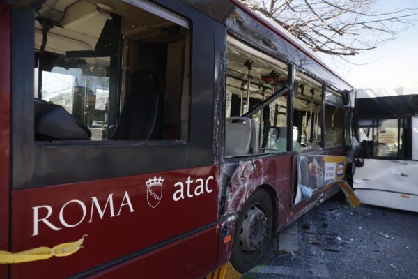 Roma, scontro tra autobus in zona Monte Mario: 9 feriti