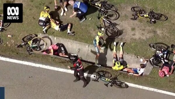 Maxi-caduta ai Paesi Baschi: a terra Vingegaard, Evenepoel e Roglic