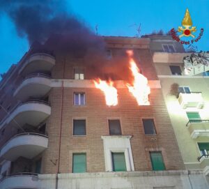 Roma, incendio in appartamento: morto 70enne