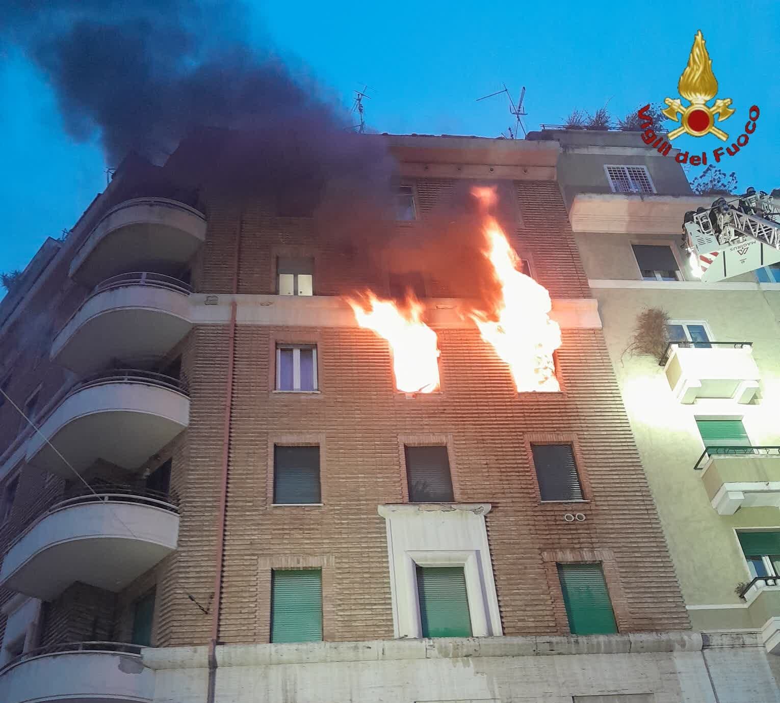 Roma, incendio in appartamento: morto 70enne Roma, incendio in appartamento: morto 70enne