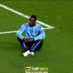 La strana esultanza di Balotelli: segna e si siede a terra