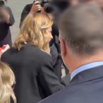Meloni, selfie con la scolaresca davanti Palazzo Chigi