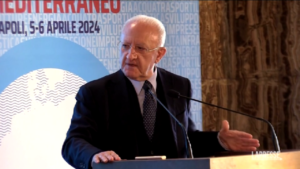 Napoli, De Luca interrotto durante convegno: “Io samaritano ma fino a un certo punto”