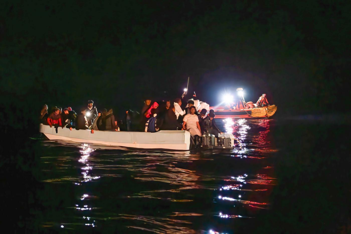 Migranti, a Lampedusa 3 sbarchi nella notte: hotspot al collasso