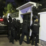 Ecuador, polizia fa irruzione nell’ambasciata messicana a Quito