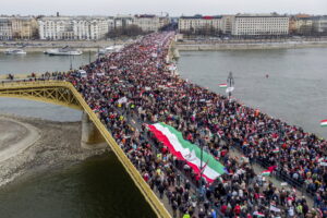 Ungheria, decine di migliaia a manifestazione contro governo