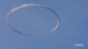 Etna, gas creano anelli di vapore in cielo: le immagini sono spettacolari