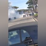 Roma, le immagini degli scontri tra ultras romanisti e laziali