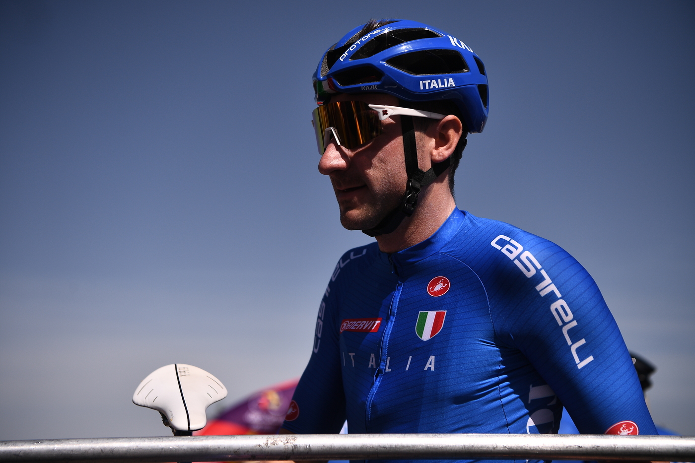 Parigi-Roubaix, maxi-caduta: Viviani si ritira, cade anche Milan