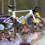 Parigi-Roubaix, vince van der Poel