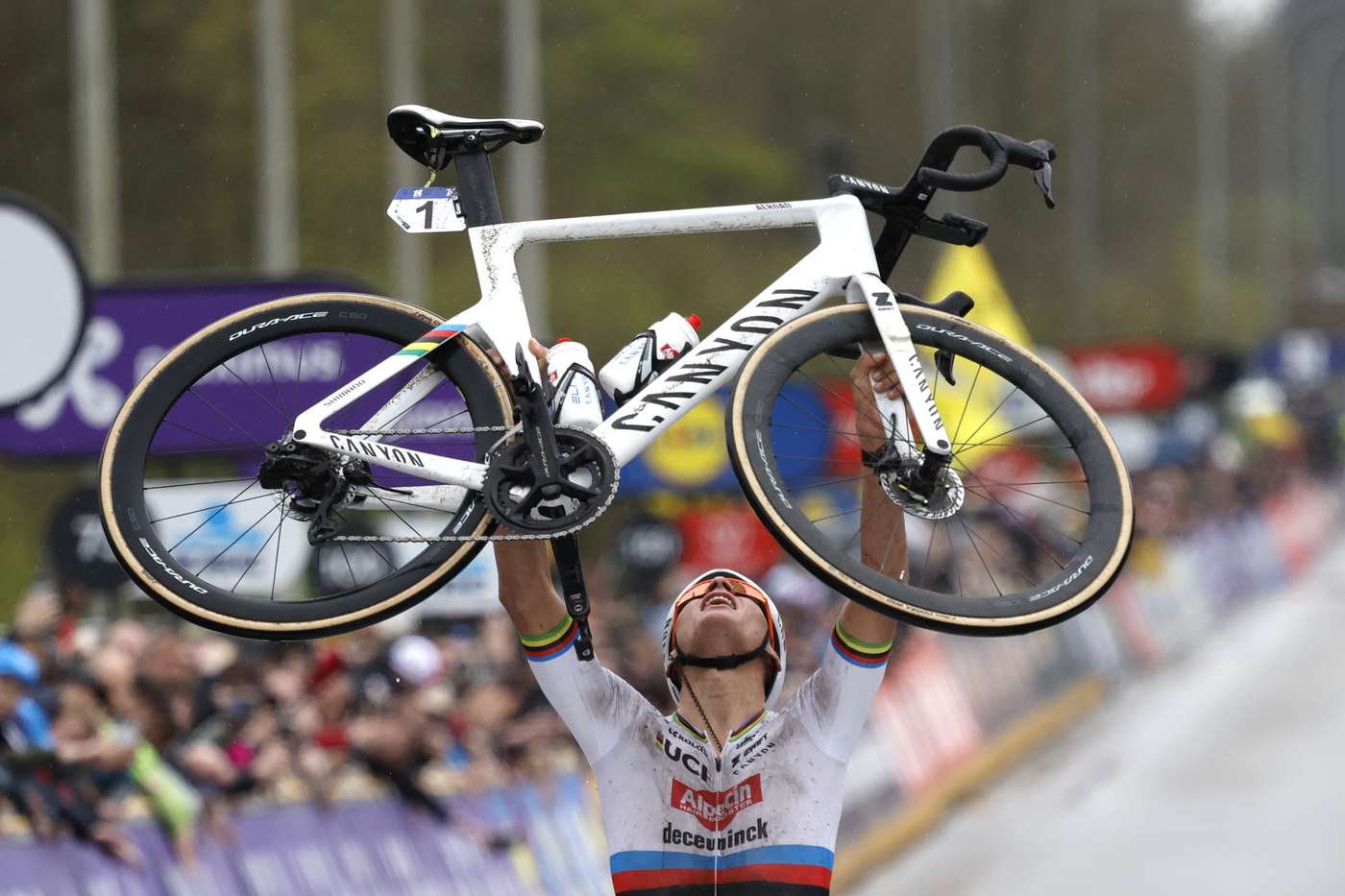 Parigi-Roubaix, vince van der Poel