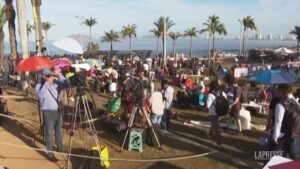 Eclissi totale di sole, folla radunata in Messico in attesa dell’evento