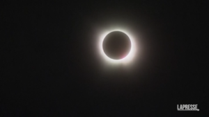 Eclissi totale di Sole, il cielo si oscura a Eagle Pass in Texas