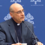 Maternità surrogata, cardinal Fernández: “Grave violazione della dignità umana”