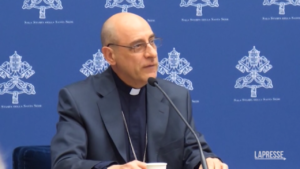 Maternità surrogata, cardinal Fernández: “Grave violazione della dignità umana”