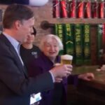 Pechino, il brindisi di Janet Yellen e Nicholas Burns al birrificio Jing-A
