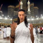 Ghali in pellegrinaggio alla Mecca, la foto mentre prega