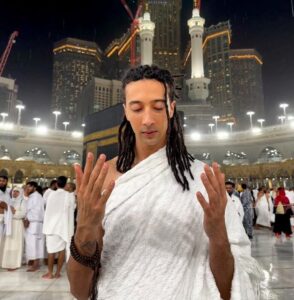 Ghali in pellegrinaggio alla Mecca, la foto mentre prega