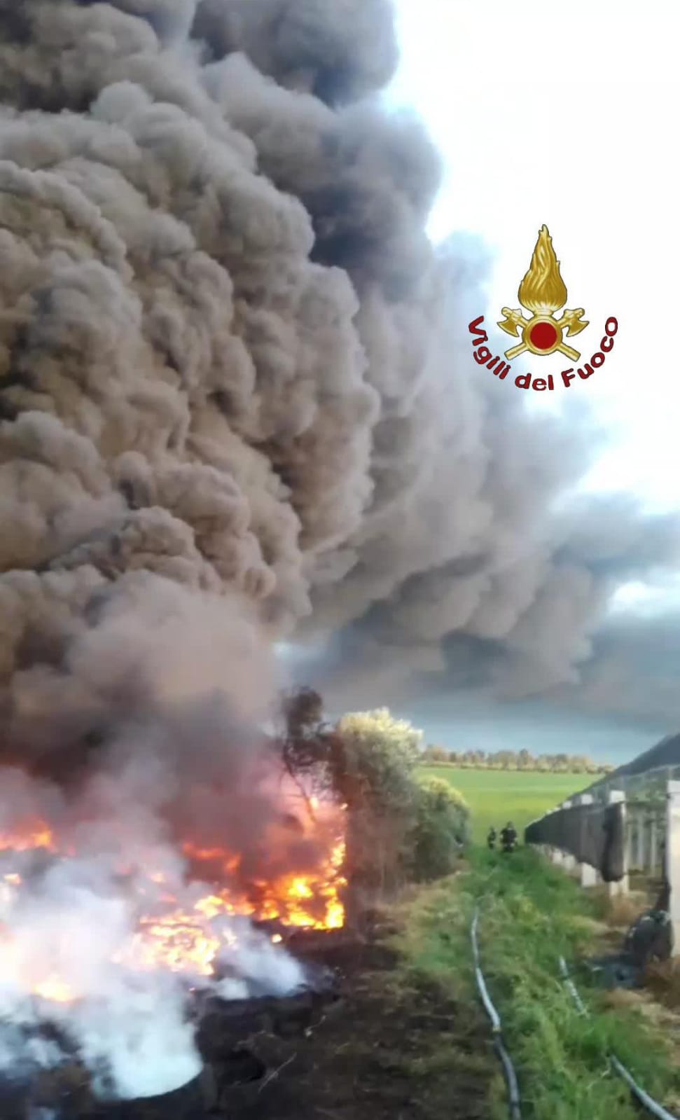 Roma, incendio in discarica abusiva di pneumatici