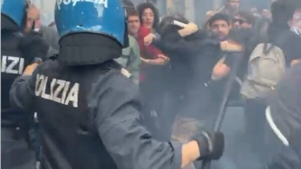 Napoli, protesta anti-Nato: scontri tra manifestanti e polizia