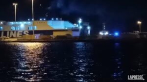 Cagliari, fiamme su traghetto per Civitavecchia: la nave rientra in porto