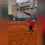 Montecarlo, Sinner palleggia con il tennista disabile Arthur Delaye