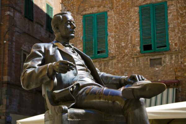 STATUE OF GIACOMO PUCCINI, PIAZZA CITTADELLA, LUCCA, TUSCANY, ITALY.