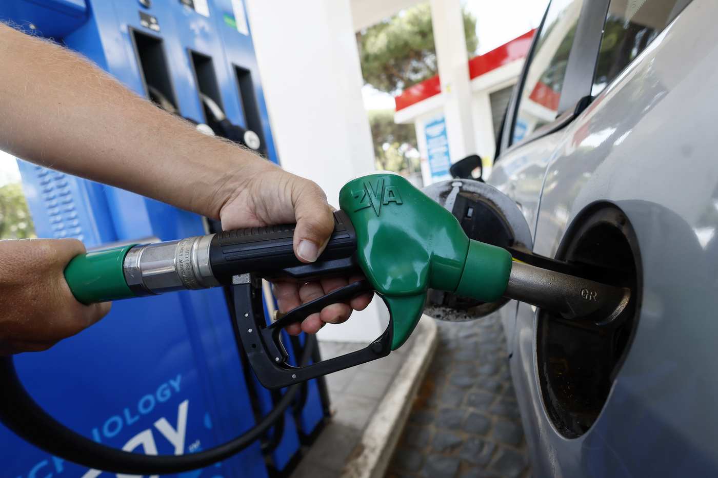 Benzina, in autostrada sale a 1,987 euro al litro