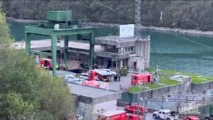 Esplosione Suviana, squadre dei vigili del fuoco e carabinieri sul luogo dell’incidente