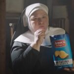 Amica Chips, patatine al posto dell’ostia: sospeso lo spot accusato di blasfemia