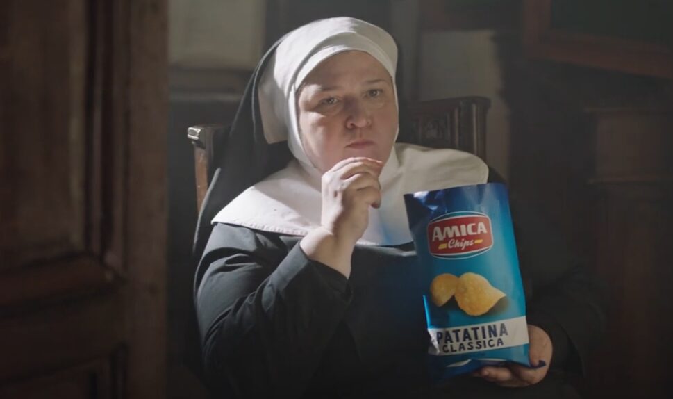 Amica Chips, patatine al posto dell’ostia: sospeso lo spot accusato di blasfemia Amica Chips, patatine al posto dell’ostia: sospeso lo spot accusato di blasfemia