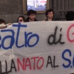 Napoli, gli studenti caricati dalla polizia: “Colpiti mentre eravamo fermi”