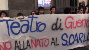 Napoli, gli studenti caricati dalla polizia: “Colpiti mentre eravamo fermi”