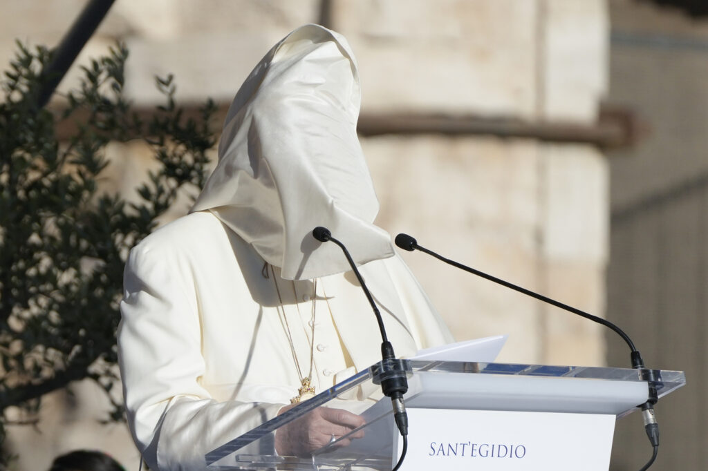 Galleria foto 'Il Papa alle prese col vento, le foto più curiose' - foto 6